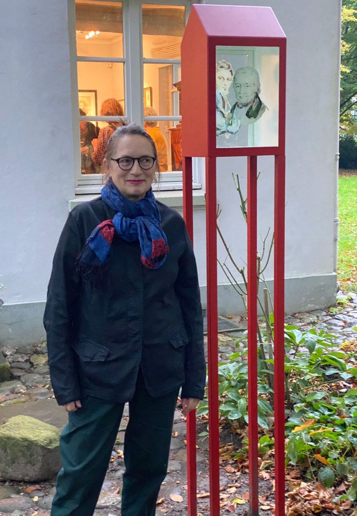 Skulptur vor dem Heine-Haus mit der Künstlerin Cony Theis